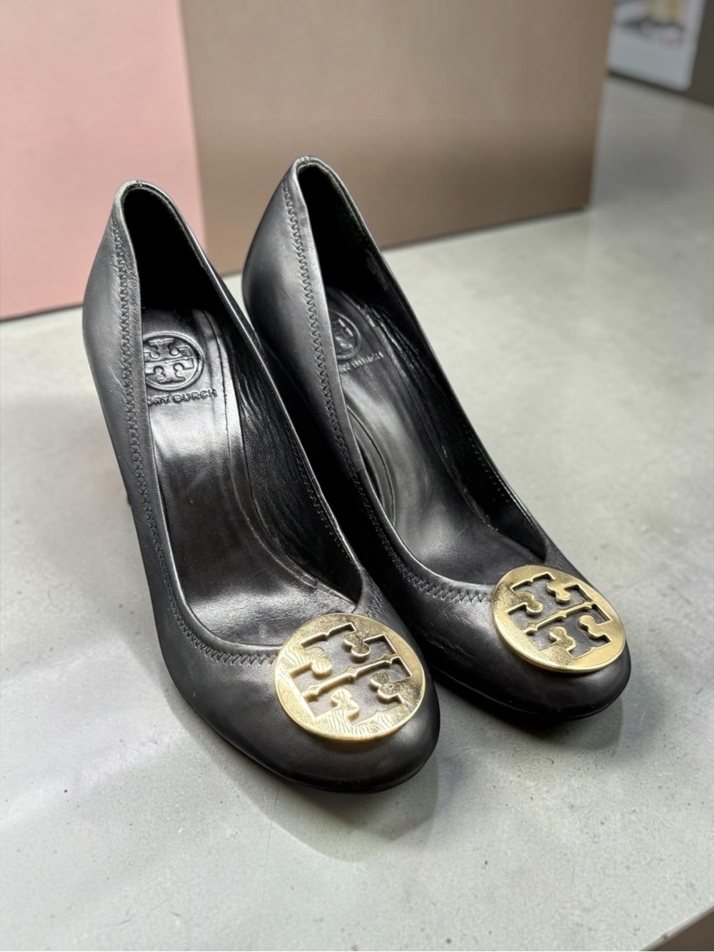 Tory Burch Sophie 5614 Black Leather 4" Wedge Pumps Gold Logo Medallion Sz 9.5